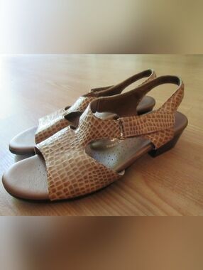 SAS Suntimer Beige Croc Heel Strap Sandal Women's Size 9.5N